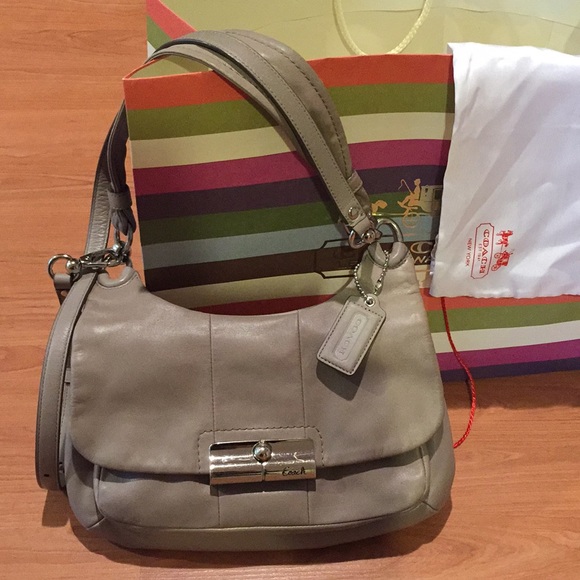 Coach Handbags - 👜 COACH Authentic Genuine leather  purse + 🎁